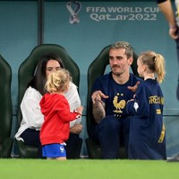 Kedekatan Erika Choperena dan Antoine Griezmann terungkap hanya melalui buku autobiografi pesepakbola yang dijuluki baby-faced assassin itu. Keduanya saling mengenal saat striker Prancis itu masih bermain untuk tim Real Sociedad dan Choperena menuntut ilmu di San Sebastian, Spanyol. Foto: Dok. Getty Images, Instagram