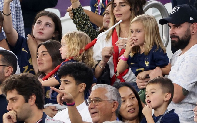 Wanita kelahiran Spanyol itu tampak membawa tiga anaknya dengan Griezmann menonton Piala Dunia. Dari pernikahan mereka, Erika dan Griezmann dikaruniai dua anak perempuan dan seorang anak laki-laki. Foto: Dok. Getty Images, Instagram