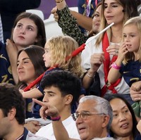 Wanita kelahiran Spanyol itu tampak membawa tiga anaknya dengan Griezmann menonton Piala Dunia. Dari pernikahan mereka, Erika dan Griezmann dikaruniai dua anak perempuan dan seorang anak laki-laki. Foto: Dok. Getty Images, Instagram