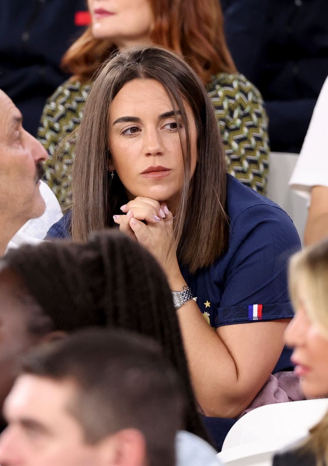 Erika Choperena tertangkap kamera saat menonton pertandingan semi final Prancis melawan Maroko di Stadion Al Bayt, Qatar. Foto: Dok. Getty Images, Instagram