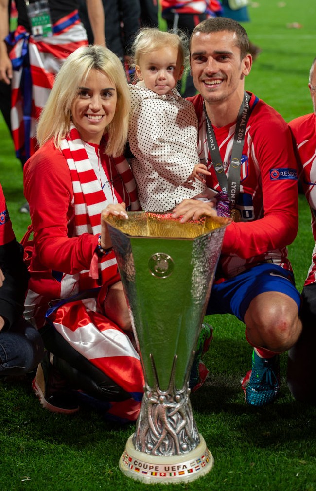 Dalam buku autobiografinya, Griezmann mengungkapkan dirinya lah yang mendekati Erika dengan gencar hingga akhirnya wanita cantik itu mau berkencan dengannya. “Selama 1,5 tahun aku mengirimkannya pesan, mencoba merayunya. Kami mulai bersama sejak 27 Desember 2011,” ungkap pesepakbola 31 tahun itu. Foto: Dok. Getty Images, Instagram