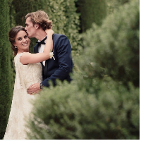 Inilah momen bahagia Antoine Griezmann bersama pujaan hatinya Erika Choperena saat mereka menikah. Pernikahan keduanya digelar secara diam-diam dan tak banyak diketahui publik pada 2017 di Toledo, Spanyol. Foto: Dok. Getty Images, Instagram