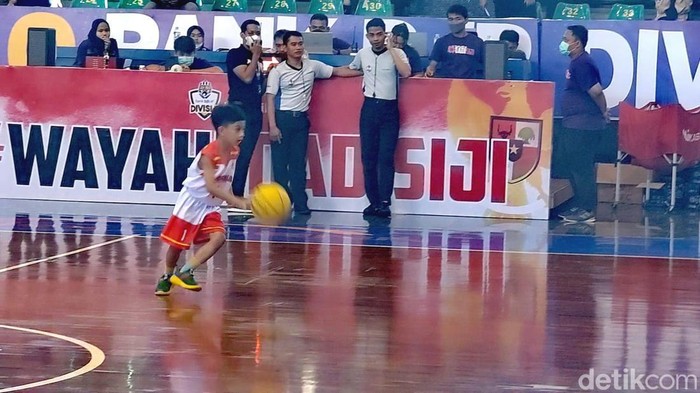 Jan Ethes, putra sulung Wali Kota Solo Gibran Rakbuming Raka saat mengikuti exibition basket di Gor Sritex Arena, Solo, Minggu (18/12/2022).