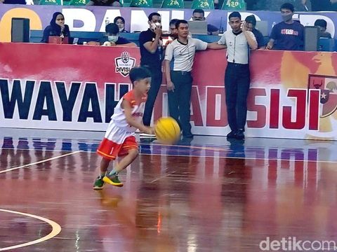 Jan Ethes, putra sulung Wali Kota Solo Gibran Rakbuming Raka saat mengikuti exibition basket di Gor Sritex Arena, Solo, Minggu (18/12/2022).