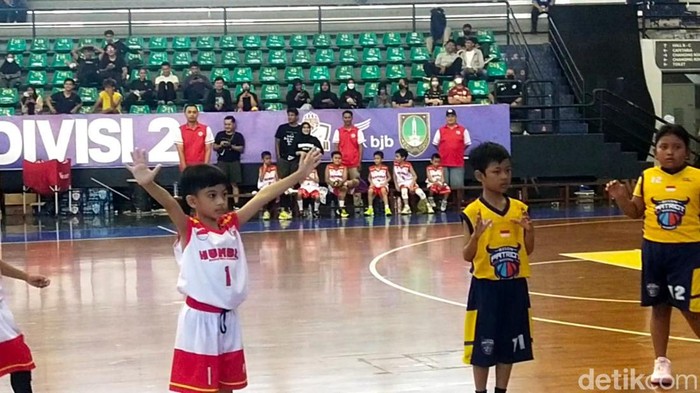 Jan Ethes, putra sulung Wali Kota Solo Gibran Rakbuming Raka saat mengikuti exibition basket di Gor Sritex Arena, Solo, Minggu (18/12/2022).