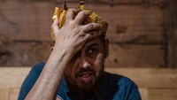 Pembebasan bersyarat terpidana kasus Bom Bali I, Umar Patek, pada Rabu (7/12/2022) juga menimbulkan kekhawatiran bagi para keluarga korban Bom Bali. Para penyintas menyebut mantan komandan kelompok Jamaah Islamiyah itu berpotensi melakukan aksi teror kembali. (Juni Kriswanto/AFP/Getty Images)