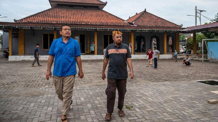 Kala Eks Napiter Umar Patek Menghirup Udara Bebas Umar Patek, one of the bombmakers in the Bali blasts that killed more than 200 people 20 years ago, poses at Tenggulun village in Lamongan on December 13, 2022. - Patek apologised on December 13 after his early release from prison stoked the anger of the Australian government, survivors and families of the dead. (Photo by JUNI KRISWANTO / AFP) (Photo by JUNI KRISWANTO/AFP via Getty Images)