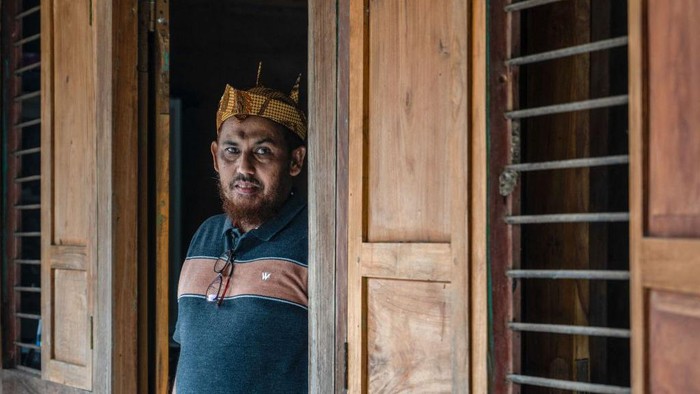 Kala Eks Napiter Umar Patek Menghirup Udara Bebas Umar Patek, one of the bombmakers in the Bali blasts that killed more than 200 people 20 years ago, poses at Tenggulun village in Lamongan on December 13, 2022. - Patek apologised on December 13 after his early release from prison stoked the anger of the Australian government, survivors and families of the dead. (Photo by JUNI KRISWANTO / AFP) (Photo by JUNI KRISWANTO/AFP via Getty Images)