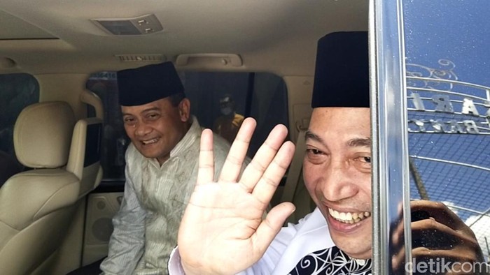 Kapolri Jenderal Listyo Sigit Prabowo bersama Kapolda Jateng Irjen Ahmad Luthfi saat meninggalkan kediaman Jokowi, Minggu (18/12/2022).