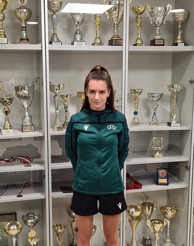 Selain menjadi wasit, ada bidang pekerjaan lain yang dijalani Karolina. Dia juga bekerja sebagai pengacara. Foto: dok. Instagram