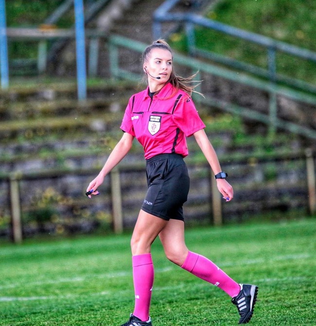 Kenalan dengan Karolina Bojar-Stefanska, wanita cantik yang berprofesi sebagai wasit. Wanita asal Polandia itu dijuluki sebagai wasit terseksi di dunia.Foto: dok. Instagram