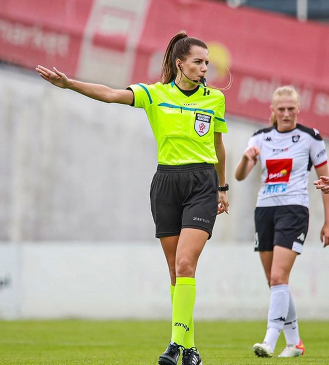 Inilah foto Karolina menjadi wasit saat di lapangan. Aura tegasnya tampak begitu kuat. Foto: dok. Instagram