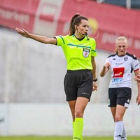 Inilah foto Karolina menjadi wasit saat di lapangan. Aura tegasnya tampak begitu kuat. Foto: dok. Instagram