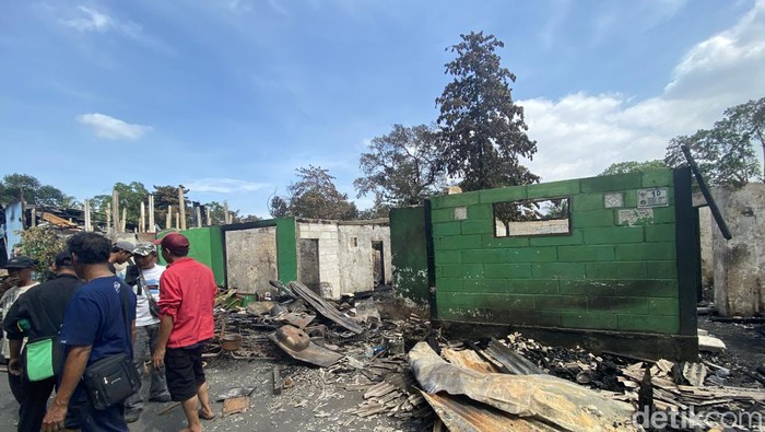 Kondisi rumah yang terbakar  di Manggarai akibat tersamar petir, Minggu (18/12/2022).