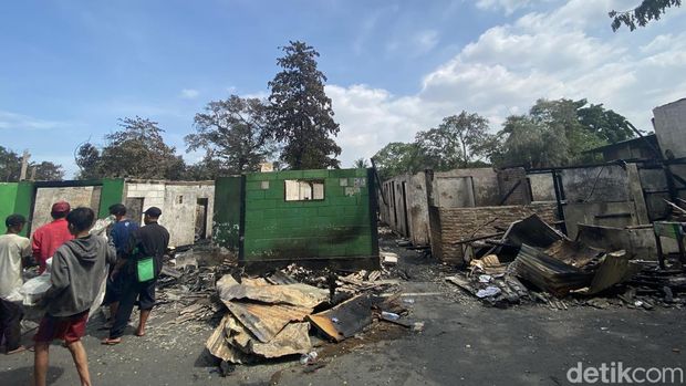 Kondisi rumah yang terbakar  di Manggarai akibat tersamar petir, Minggu (18/12/2022).