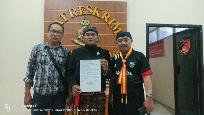 Kerabat Keraton Kasunanan Solo mengadukan putri keraton dengan tuduhan penganiayaan.