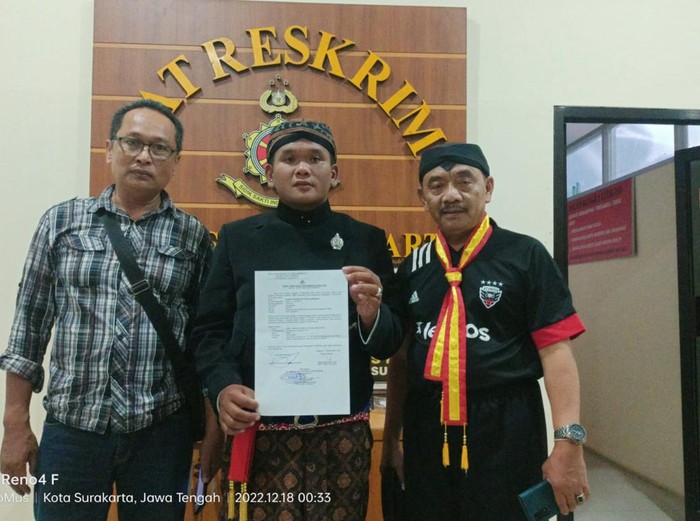 Kerabat Keraton Kasunanan Solo mengadukan putri keraton dengan tuduhan penganiayaan.