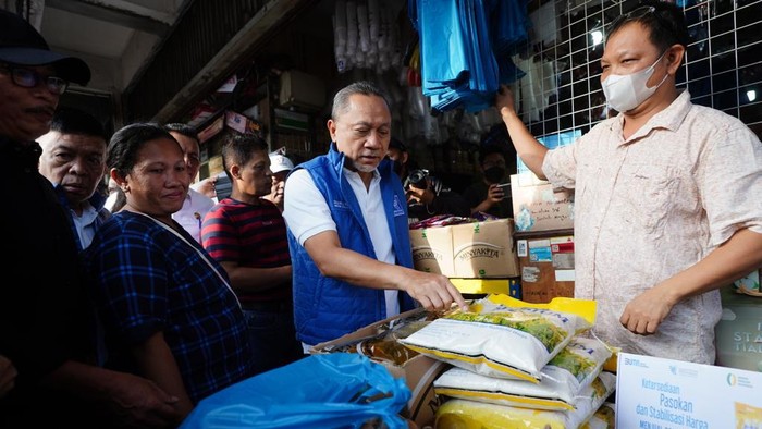 Mendag Zulhas memastikan harga barang kebutuhan pokok (bapok) terpantau stabil dan pasokannya cukup jelang Nataru. Salah satunya di Pasar Tos 3000 Batam.