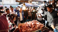 Komoditas yang harganya turun antara lain bawang putih dari Rp19.000/kg ke Rp18.000/kg. Sementara itu, komoditas yang harganya terpantau naik dibanding minggu lalu antara lain daging ayam ras dari Rp33.000/kg ke Rp40.000/kg, telur ayam ras dari Rp27.000/kg ke Rp28.800/kg, cabai merah keriting dari Rp40.000/kg ke Rp55.000/kg, cabai rawit merah dari Rp45.000/kg ke Rp55.000/kg, dan bawang merah dari Rp35.000/kg ke Rp38.000/kg.