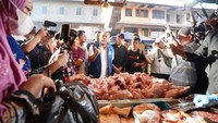 Ini momen saat Zulhas meninjau Pasar Tos 3000 di Batam, Kepulauan Riau, Sabtu (17/12). Pada pantauan tersebut, turut hadir Gubernur Kepulauan Riau Ansar Ahmad dan Wali Kota Batam Muhammad Rudi. Sementara itu, Mendag Zulkifli Hasan didampingi Staf Khusus Menteri Perdagangan Bidang Hubungan Antar Lembaga Syailendra.