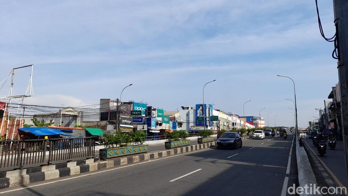 Kondisi lalu lintas pagi ini usai truk terguling melintang di flyover Ciputat