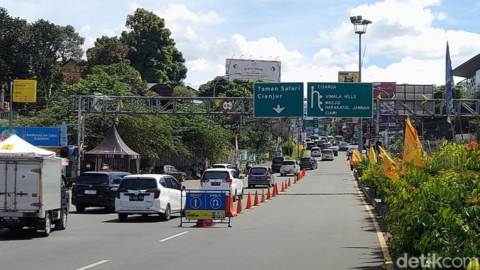 Kondisi lalu lintas puncak Minggu (18/12) siang.