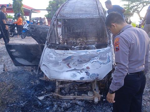 Kondisi mobil yang terbakar di depan SPBU Biting Purwantoro Wonogiri, Minggu (18/12/2022) sore.