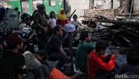 Tampak sejumlah warga yang sedang melihat rumahnya hangus terbakar.