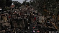 Sebanyak 12 rumah tinggal dan 40 kontrakan semi permanen hancur terbakar akibat terkena sambaran petir pada Sabtu (17/12) kemarin.