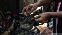 Seorang warga menemukan sepatu yang terlihat hangus terbakar.
