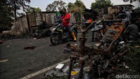 Menurut Sudin Damkar, kebakaran tersebut berasal dari petir yang menyambar antena TV di salah satu rumah warga atas nama Hajjah Nafisah pukul 15.00 WIB saat hujan deras kemarin sore.