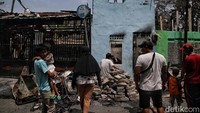 Salah satu warga mengatakan, kerugian kebakaran itu diperkirakan mencapai Rp 1,5 miliar. Untungnya tidak ada korban jiwa akibat kebakaran tersebut.