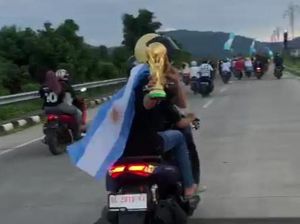 Fans Argentina Mamuju Konvoi Bawa Replika Piala Dunia Jelang Final Vs Prancis