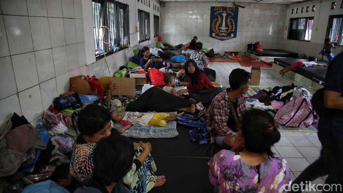 Korban Kebakaran Manggarai Ngungsi di Kantor Karang Taruna Kebakaran yang terjadi pada Sabtu (17/12) melahap puluhan rumah di pemukiman Manggarai, Jaksel. Kini para warga mengungsi di kantor Karang taruna Manggarai.