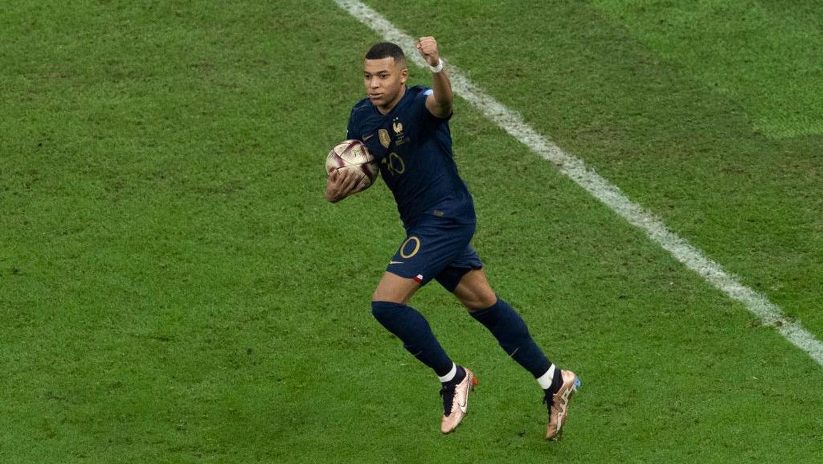 Mbappe mencetak dua gol untuk menyamakan kedudukan menjadi 2-2. Foto: Getty Images/Sebastian Frej/MB Media