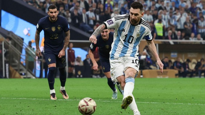 LUSAIL CITY, QATAR - DECEMBER 18: Lionel Messi of Argentina scores a penalty to make it 1-0 during the FIFA World Cup Qatar 2022 Final match between Argentina and France at Lusail Stadium on December 18, 2022 in Lusail City, Qatar. (Photo by Ian MacNicol/Getty Images)
