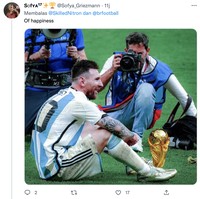 Netizen edit foto Lionel Messi yang akhirnya mengangkat trofi Piala Dunia 2022