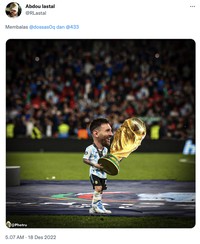 Netizen edit foto Lionel Messi yang akhirnya mengangkat trofi Piala Dunia 2022