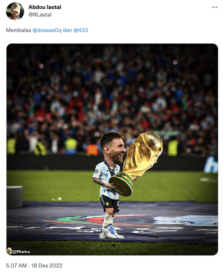 Netizen edit foto Lionel Messi yang akhirnya mengangkat trofi Piala Dunia 2022