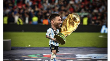 Editan netizen Messi angkat Piala Dunia 2022. Foto: Twitter