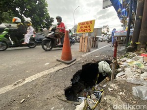 Awas! Ada Lubang Menganga di Bahu Jalanan Sukabumi