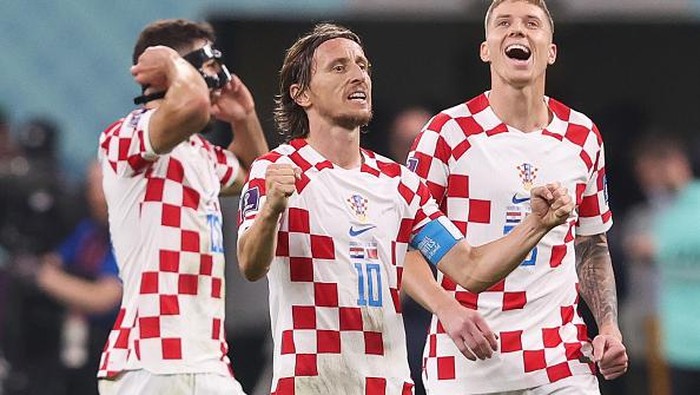 DOHA, QATAR - DECEMBER 17: Croatia players celebrate after the FIFA World Cup Qatar 2022 3rd Place match between Croatia and Morocco at Khalifa International Stadium on December 17, 2022 in Doha, Qatar. (Photo by Alex Livesey - Danehouse/Getty Images)