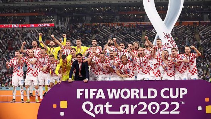 DOHA, QATAR - DECEMBER 17: Croatia players and team officials celebrate with their FIFA World Cup Qatar 2022 third placed medals after the teams victory during the FIFA World Cup Qatar 2022 3rd Place match between Croatia and Morocco at Khalifa International Stadium on December 17, 2022 in Doha, Qatar. (Photo by Clive Brunskill/Getty Images)