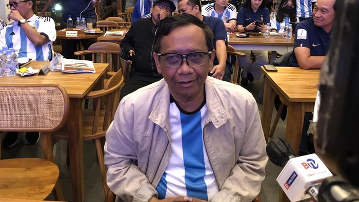 Mahfud Md nobar Piala Dunia 2022