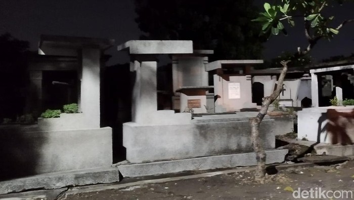 Makam Kembang Kuning Surabaya