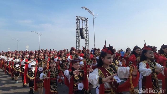 menari remo massal di kota surabaya