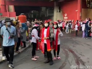 Suasana Persiapan Tari Remo Massal Pelajar SD-SMP Se-Surabaya