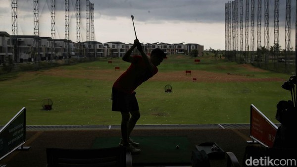 Driving Range Sedayu Indo Golf ini memiliki dua lantai yang terdiri dari 28 bay.