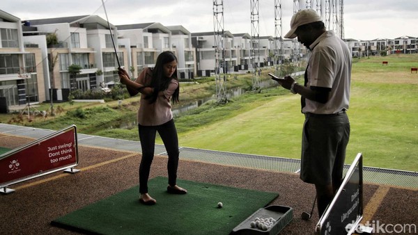 Pengunjung dapat bermain golf sembari menikmati suasana perumahan dan laut.