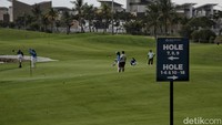 Dikelilingi hamparan rumput hijau nan asri, pengunjung Driving Range Sedayu Indo Golf juga dapat menikmati layanan makanan dan minuman yang disajikan oleh The Brassey eatery a concept by GIOI.